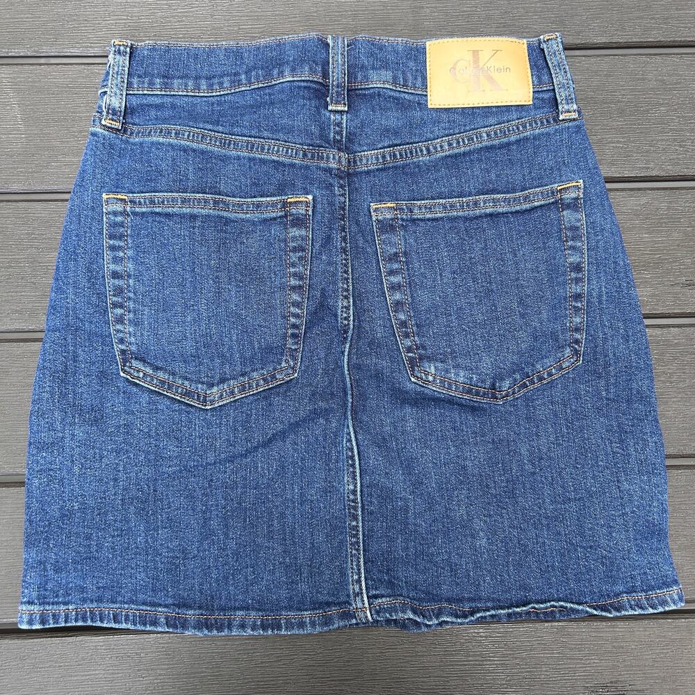 Calvin Klein Blue Denim High-Rise Mini Skirt Five Pocket Logo Patch Size 25/2 - Picture 2 of 6